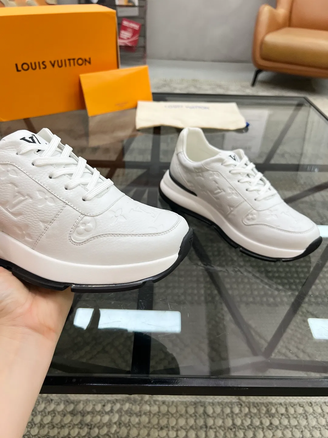 Factory price: 480💰LV🔍Top purchasing agent🇮🇹 Road Street God's new sneakers are coming and are available at counters simultaneously. Original factory configuration, original cowhide fabric imported from Italy, high-quality embossed splicing complex process, sports trendy person, imported water-dyed sheepskin lining, soles: Wang Yuan factory specially provides original soles, super comfortable, original factory single goods 🔍🔍High quality, you can enter and leave the counter at will, welcome to compare and synchronize with the counter, code number 38-44, customized 45